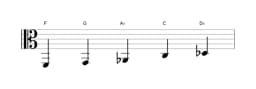Bladmuziek van de F Hirajoshi toonladder in drie octaven (2)